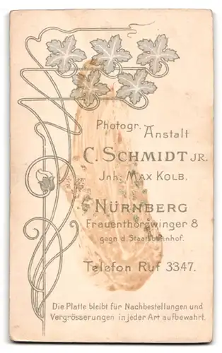 Fotografie C. Schmidt Junior, Nürnberg, Frauenthorzwinger 8, Baby spielt mit Schlüsselbund