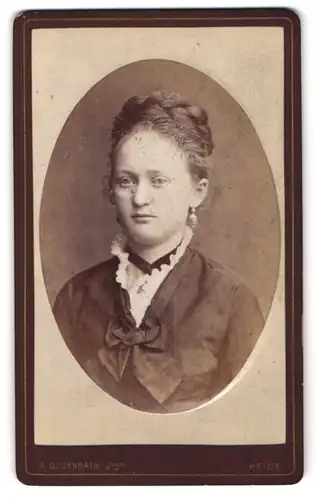 Fotografie A. Gudenrath, Heide, am Markt, Portrait junge Dame mit Ohrringen und geflochtenem Haar