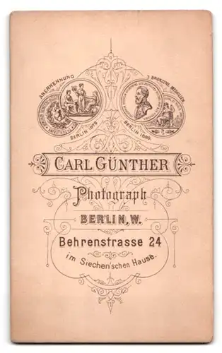 Fotografie Carl Günther, Berlin, Behrenstr. 24, Mädchen mit Mütze & Mantel