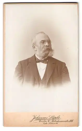 Fotografie Johannes Lüpke, Berlin, Potsdamerstr. 116, Portrait Edelmann mit Zwicker & Vollbart im Anzug