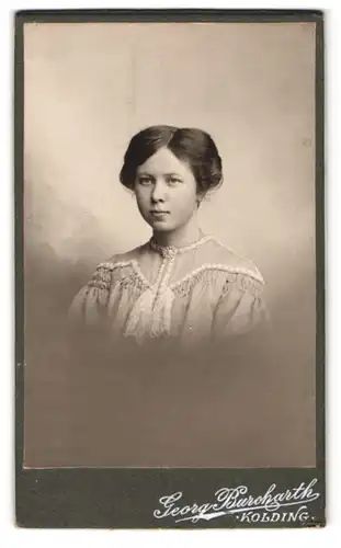 Fotografie Georg Burcharth, Kolding, Portrait hübsche Dame trägt Bluse mit Rüschen