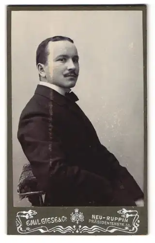 Fotografie Emil Giese & Co., Neuruppin, Präsidentenstr. 58, junger Herr im eleganten Anzug