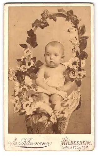 Fotografie A. Klusmann, Hildesheim, Zingel 17a, Baby im Blumenkorb sitzend