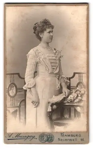 Fotografie A. Mocsigay, Hamburg, Neuerwall 46, hübsche junge Dame mit Halskette & Ansteckblume