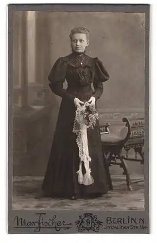 Fotografie Max Fischer, Berlin, Invalidenstr. 164, junge Dame mit Blumenstrauss im Foto-Atelier