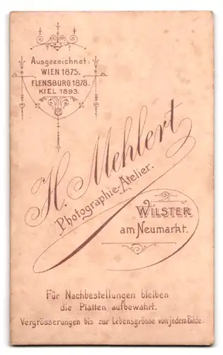 Fotografie H. Mehlert, Wilster, am Neumarkt, Portrait junge Dame im festlichen weissen Kleid