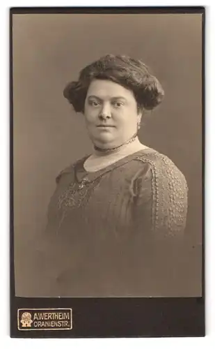 Fotografie A. Wertheim, Berlin, Oranienstr., Portrait beleibte Hausfrau