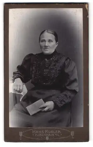 Fotografie Hans Kugler, Kirchhain N. L., betagte Dame mit Buch im Sonnntagskleid
