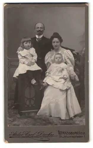 Fotografie Carl Dierkes, Strassburg / Elsass, St. Johannesstaden 1, Familie wohl gekleidet im Foto-Atelier