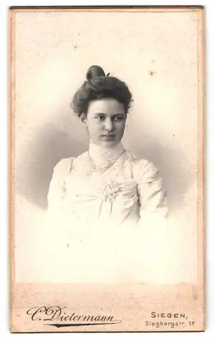 Fotografie C. Dietermann, Siegen, Siegbergstr. 1a, Portrait hübsche junge Dame mit Dutt im weissen Kleid
