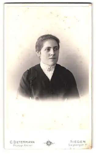 Fotografie C. Dietermann, Siegen, Siegbergstr. 1a, Portrait Dame mit Kragenbrosche im Sonntagskleid