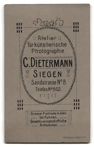 Fotografie C. Dietermann, Siegen, Sandstrasse 8, junge Brünette Dame im Kleid mit Karomuster