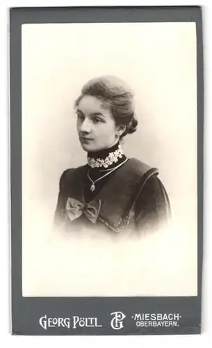 Fotografie Georg Pöltl, Miesbach, Portrait Mädchen mit Halskette im Festtagskleid