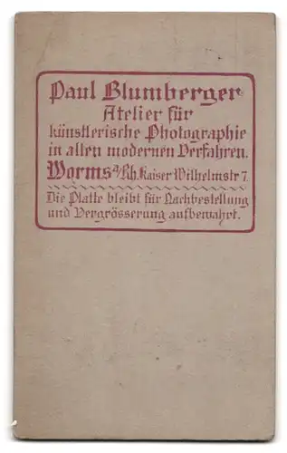 Fotografie Paul Blumberger, Worms, Kaiser Wilhelmstr. 7, stattlicher Herr im Anzug raucht Zigarette