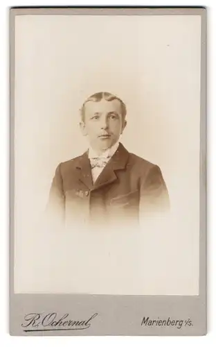 Fotografie Robert Ochermal, Marienberg i. S., Ratsgasse 35, Portrait junger Mann trägt Anzug mit Fliege