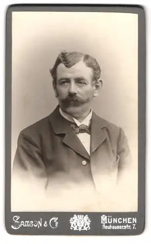 Fotografie Samson & Co., München, Neuhauserstr. 7, Portrait Herr mit Schnauzbart im Anzug