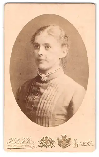 Fotografie H. O. Klein, Lahr, Kaiserstr. 71, Portrait junge Damemit Edelweissbrosche
