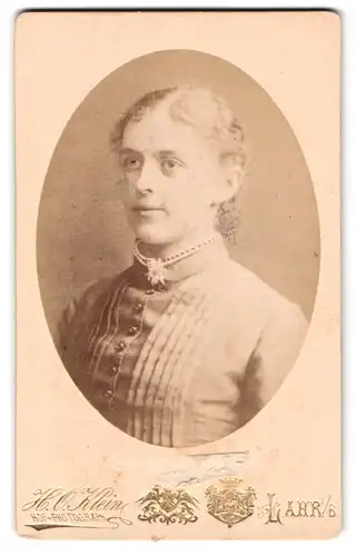 Fotografie H. O. Klein, Lahr, Kaiserstr. 71, Portrait hübsche junge Dame mit Edelweissbrosche