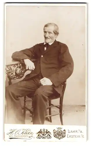 Fotografie H. O. Klein, Lahr, Kaiserstr. 71, betagter Herr im Anzug auf Stuhl sitzend