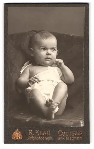 Fotografie R. Klau, Cottbus, Baby im weissen kleidchen