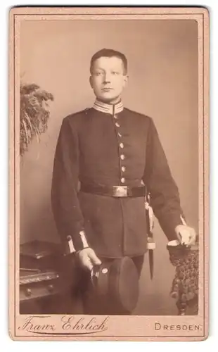 Fotografie Franz Ehrlich, Dresden, Königsbrückerstr. 50, Gardesoldat in Uniform mit Bajonett