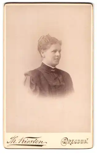 Fotografie Th. Kirsten, Dresden, Bautznerstr. 12, Portrait Dame mit Haarspange im schwarzen Kleid
