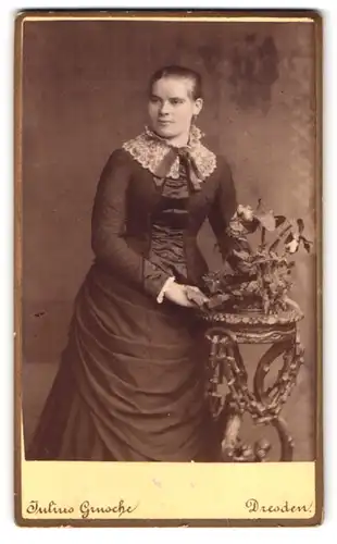 Fotografie Julius Grusche, Dresden, Bautznerstr. 39, Dame im modischen Kleid mit Spitzenkragen