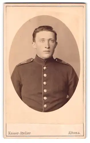 Fotografie P. Linckelmann, Altona, Grosse Freiheit 64, Portrait Soldat in Uniform mit Schulterstück Rgt. 31