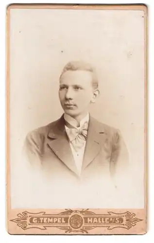 Fotografie G. Tempel, Halle / Saale, Obere Leipziger Str. 11, Portrait Bursche im Anzug mit Fliege