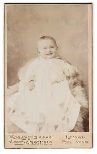 Fotografie Samson & Co., Halle / Saale, Poststr. 9-10, glückliches Baby im Taufkleid