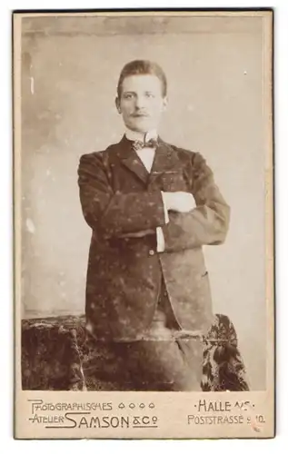 Fotografie Samson & Co., Halle / Saale, Poststr. 9-10, junger Herr im Anzug mit verschränkten Armen