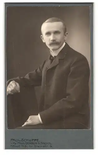 Fotografie Paul Schuppe, Halle / Saale, Gr. Steinstr. 9, Portrait junger Herr mit hoher Stirn im Anzug