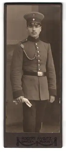 Fotografie Robert Kubitz, Bautzen, Postplatz 2, Soldat in Uniform mit Schützenschnur & Schirmmütze