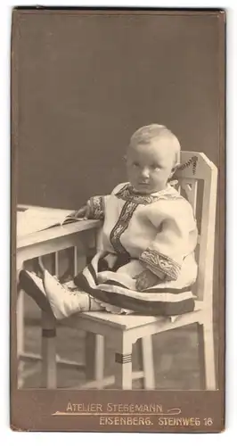 Fotografie Atelier Stegemann, Eisenberg, Steinweg 16, Baby im Kleidchen auf Stuhl sitzend