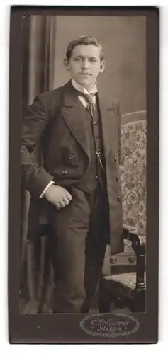 Fotografie Otto Werner, Riesa, Goethestr. 81, junger Mann im Anzug mit Taschenuhrkette
