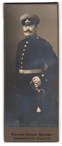 Fotografie Richard Kaiser, Bautzen, Goschwitzstr. 27a, Soldat in Uniform mit Säbel und Schirmmütze