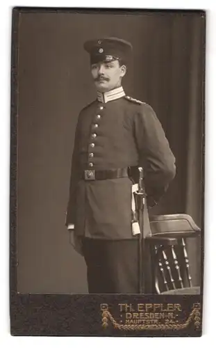 Fotografie Th. Eppler, Dresden, Hauptstr. 24, Gardesoldat in Uniform mit Schirmmütze & Bajonett
