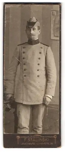 Fotografie F. Stalinski, Laufenburg, Kaiserstr. 29, Förster in Uniform mit Hut