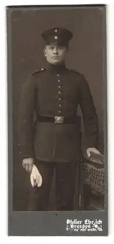 Fotografie Franz Ehrlich, Dresden, Königsbrückerstr. 105, Soldat in Uniform mit Bajonett & Schirmmütze