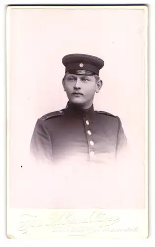 Fotografie Jos. Ohlenschläger, Konstanz, Hussenstr. 15, Portrait Soldat in Uniform mit Schirmmütze