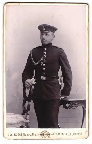 Fotografie Oscar Rothe, Dresden, Schäferstr. 37, junger Soldat in Uniform mit Bajonett, Schützenschnur & Schirmmütze