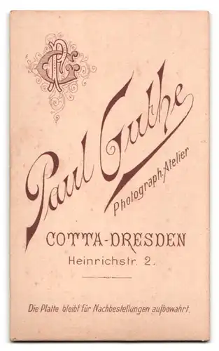 Fotografie Paul Guthe, Dresden-Cotta, Heinrichstr. 2, Hausfrau trägt Puffärmelkleid