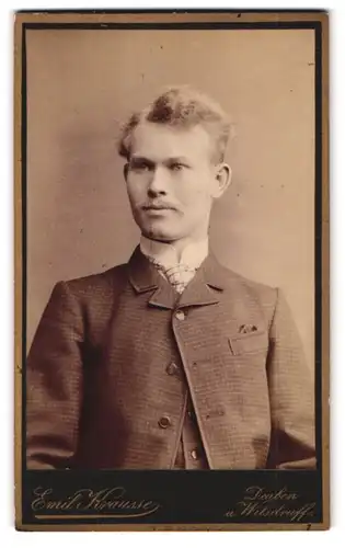 Fotografie Emil Krausse, Deuben, Portrait junger Herr im Anzug trägt jacket mit Karomuster