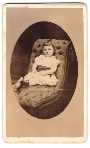 Fotografie C.W. Hensgen, Eisenach, Obere Querstr. 3, Mädchen im weissen Kleid auf Sofa liegend