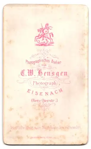 Fotografie C.W. Hensgen, Eisenach, Obere Querstr. 3, Mädchen im weissen Kleid auf Sofa liegend