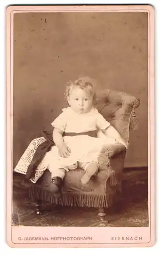 Fotografie G. Jagemann, Eisenach, Goldschmiedenstr. 11, Kleinkind im Sessel sitzend