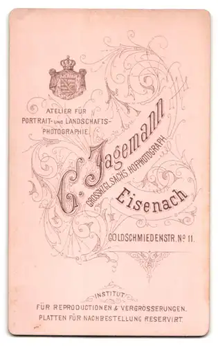 Fotografie G. Jagemann, Eisenach, Goldschmiedenstr. 11, Kleinkind im Sessel sitzend