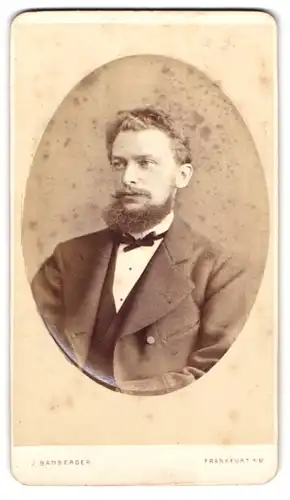 Fotografie J. Bamberger, Frankfurt / Main, Junghofstr. 24, Portrait junger Mann mit Vollbart im Anzug