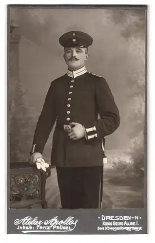 Fotografie Fritz Prügel, Dresden, König Georg Allee 1, Garde-Soldat in Uniform mit Bajonett & Schirmmütze
