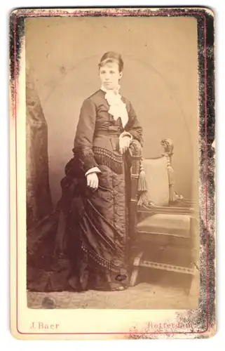 Fotografie J. Baer, Rotterdam, Schiedamschen Singel 55, Hausfrau mit Halstuch im Biedermeierkleid